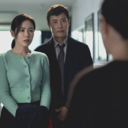 映画『しあわせな選択』よりマンス（イ・ビョンホン）とその妻・ミリ（ソン・イェジン）