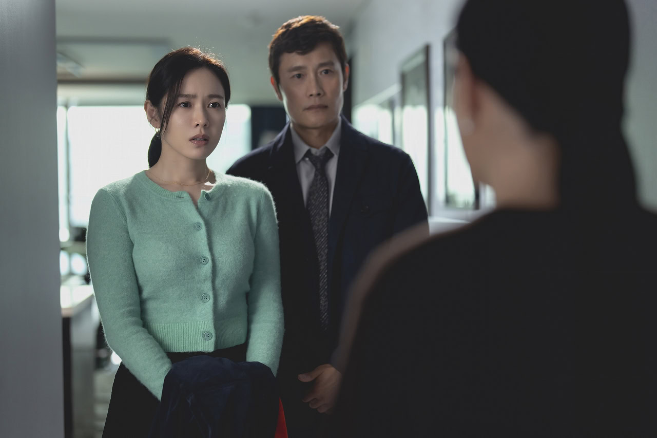 映画『しあわせな選択』よりマンス（イ・ビョンホン）とその妻・ミリ（ソン・イェジン）