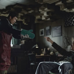 映画『しあわせな選択』より再就職のライバルと向き合うマンス（イ・ビョンホン）