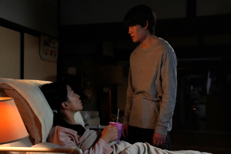 映画『90メートル』より母・美咲（菅野美穂）と息子の佑（山時聡真）