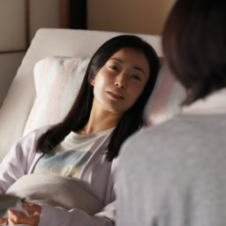 映画『90メートル』よりケアマネジャーと話す病床の美咲(菅野美穂)