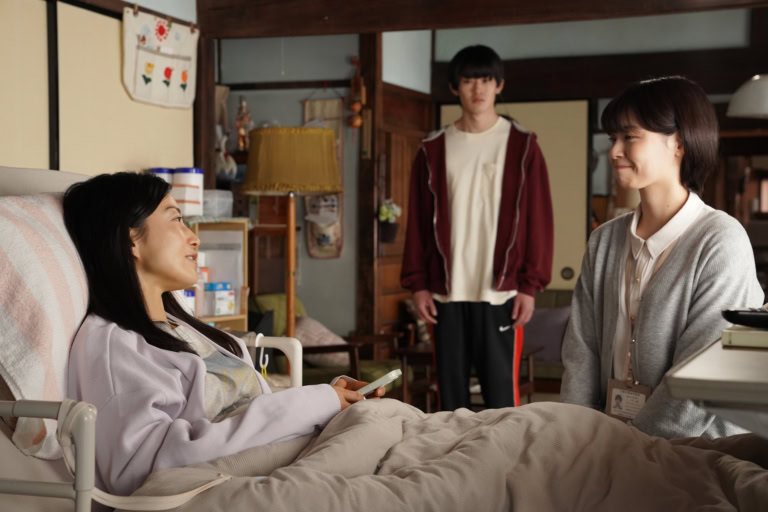 映画『90メートル』より美咲(菅野美穂)と佑(山時聡真)親子と、ケアマネジャーの下村(西野七瀬)