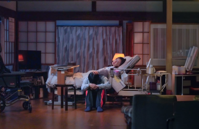 映画『90メートル』より息子・佑（山時聡真）を思いやる病床の美咲（菅野美穂）