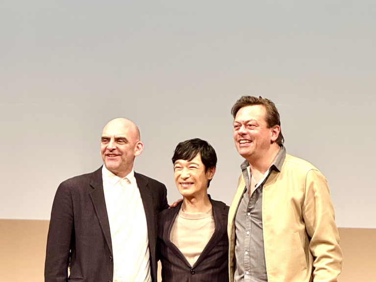 左から、ショーン・ホームズさん、堺雅人さん、サイモン・スティーヴンスさん