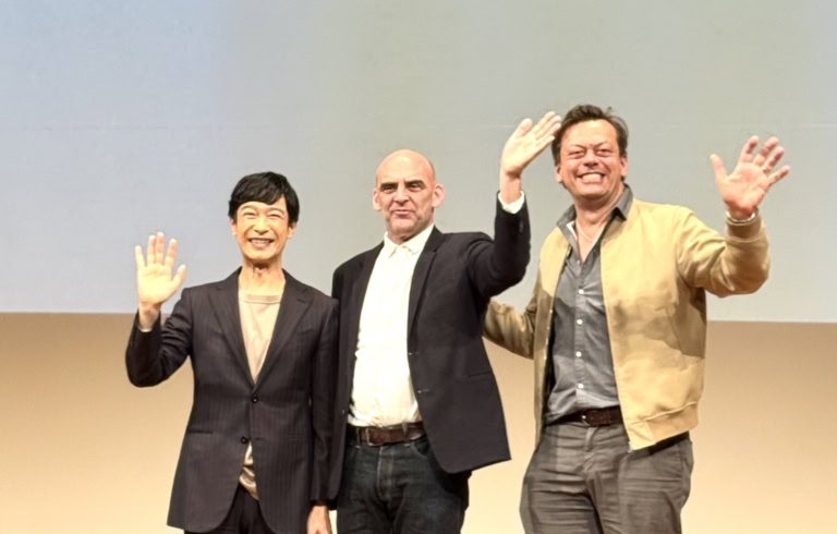 左から、堺雅人さん、ショーン・ホームズさん、サイモン・スティーヴンスさん