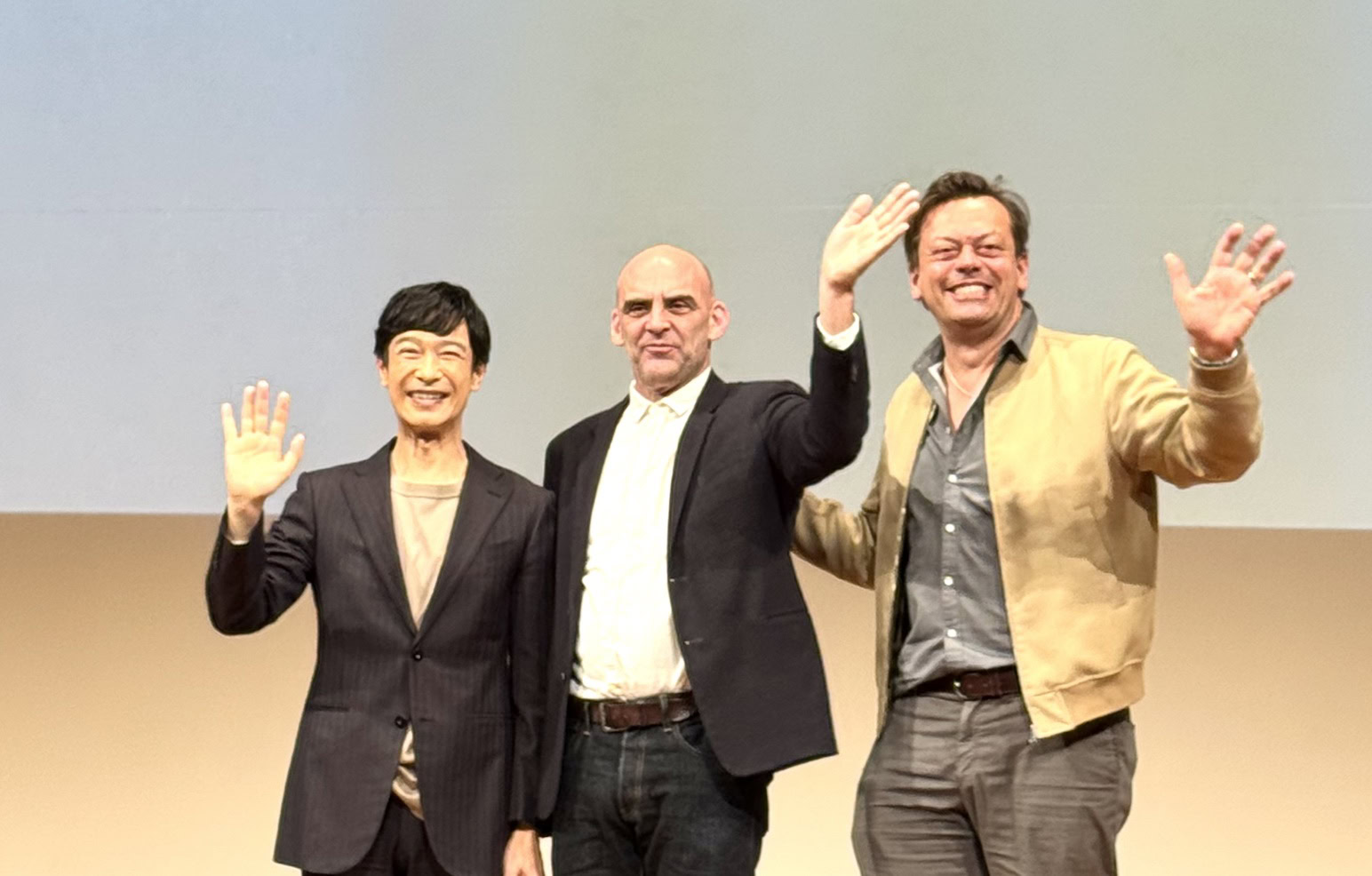 左から、堺雅人さん、ショーン・ホームズさん、サイモン・スティーヴンスさん