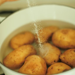 風吹さんが作ってくれました！塩をたっぷり入れてゆでます