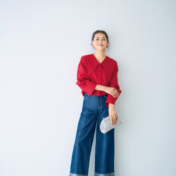 デニムパンツ¥11,900／ギャップ、シャツ¥28,600／アンクレイヴ、バッグ¥14,300／アルテミス by ダイアナ（アルテミス by ダイアナ アーバンドック ららぽーと豊洲店）、シューズ※2月発売予定¥31,900／ツル バイ マリコ オイカワ、イヤリング¥12,540／マイケル・ナッシュ・ジュエリー（ズットホリック）、ブレスレット¥27,500／アビステ、リング¥16,500／ワンエーアールバイウノアエレ（ウノアエレ ジャパン）