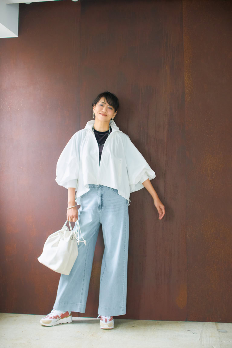 デニムパンツ¥4,950／クロス ファンクション（クロスプラス）、ブルゾン¥46,200／ル フィル（ル フィル ニュウマン新宿）、プルオーバー¥5,990／アンフィーロ、バッグ¥53,900／ヴァジック（ヴァジックジャパン）、スニーカー¥114,400／ピエール アルディ（ピエール アルディ 東京）、ピアス¥22,000／バルブス（ズットホリック）、ネックレス¥24,200、ブレスレット¥59,400／ともにミキア