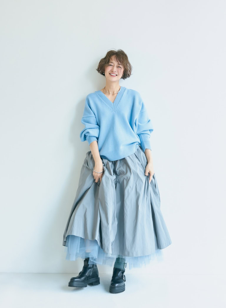 ニット¥57,200/アドーア、スカート¥121,000/カオス(Chaos GINZA SIX)、ピアス¥25,300、チョーカー¥44,000、ブレスレット¥29,700/すべてウノアエレシルバーコレクション(ウノアエレ ジャパン)、靴¥201,300/ピエールアルディ(ピエール アルディ 東京)