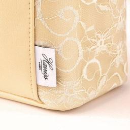 ハリスのロゴタグつき