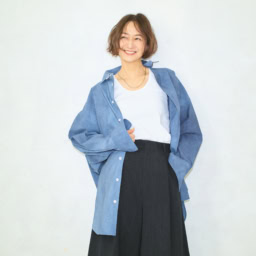 シャツ¥99,000、タンクトップ¥22,000／ともにブラミンク（ブラミンク トーキョー） 、ハーフパンツ¥30,800／ロエフ（エイチ ビューティー&ユース） 、ピアス¥52,700、ネックレス¥71,900／ともにトムウッド（トムウッド 青山店）