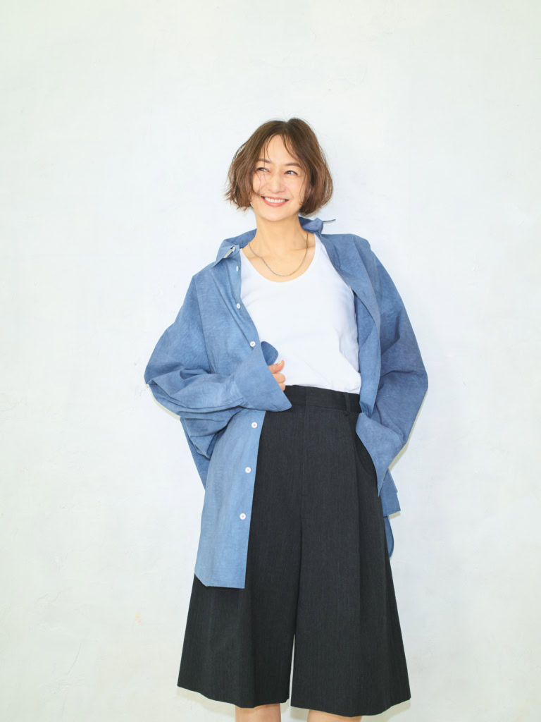 シャツ¥99,000、タンクトップ¥22,000／ともにブラミンク（ブラミンク トーキョー） 、ハーフパンツ¥30,800／ロエフ（エイチ ビューティー&ユース） 、ピアス¥52,700、ネックレス¥71,900／ともにトムウッド（トムウッド 青山店）