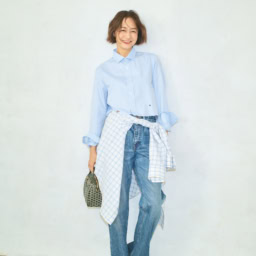 シャツ¥57,200／オム ガールズ（バーニーズ　ニューヨーク） 、腰に巻いたシャツ¥129,800／ドゥロワー（ドゥロワー 青山店）、デニム¥35,200／アンスクリア（アマン）、ピアス¥35,100／トムウッド（トムウッド 青山店）、バッグ¥272,800／モワナ（モワナ 伊勢丹新宿店）、靴¥126,500／セルジオ ロッシ（セルジオ ロッシ ジャパン カスタマーサービス）