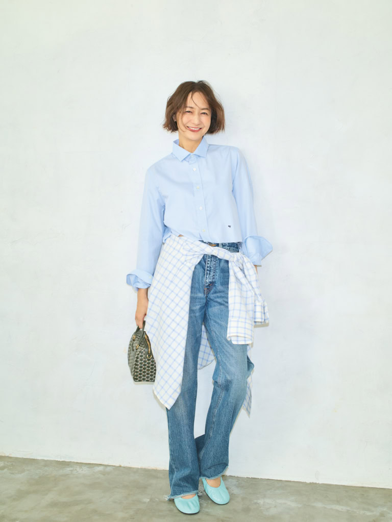 シャツ¥57,200／オム ガールズ（バーニーズ　ニューヨーク） 、腰に巻いたシャツ¥129,800／ドゥロワー（ドゥロワー 青山店）、デニム¥35,200／アンスクリア（アマン）、ピアス¥35,100／トムウッド（トムウッド 青山店）、バッグ¥272,800／モワナ（モワナ 伊勢丹新宿店）、靴¥126,500／セルジオ ロッシ（セルジオ ロッシ ジャパン カスタマーサービス）