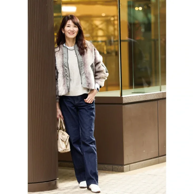 【第7位】【50代ファッションスナップ】「ユニクロ」のストレートジーンズはインディゴを選んできれいめに。ユニクロジーンズは丈が選べるのが嬉しい！