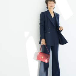 ジャケット¥326,000、パンツ¥217,800／ともにガブリエラ ハースト（ガブリエラハースト ジャパン）、Vネックタンクトップ¥29,700／マディソンブルー、バッグ¥390,500／和光、靴¥126,500／セルジオ ロッシ（セルジオ ロッシ ジャパン カスタマーサービス）、チョーカー¥361,900、アイビーブレスレット¥216,700、ダブルリング¥103,400／すべてシャルロットシェネ（シャルロット シェネ 青山店）