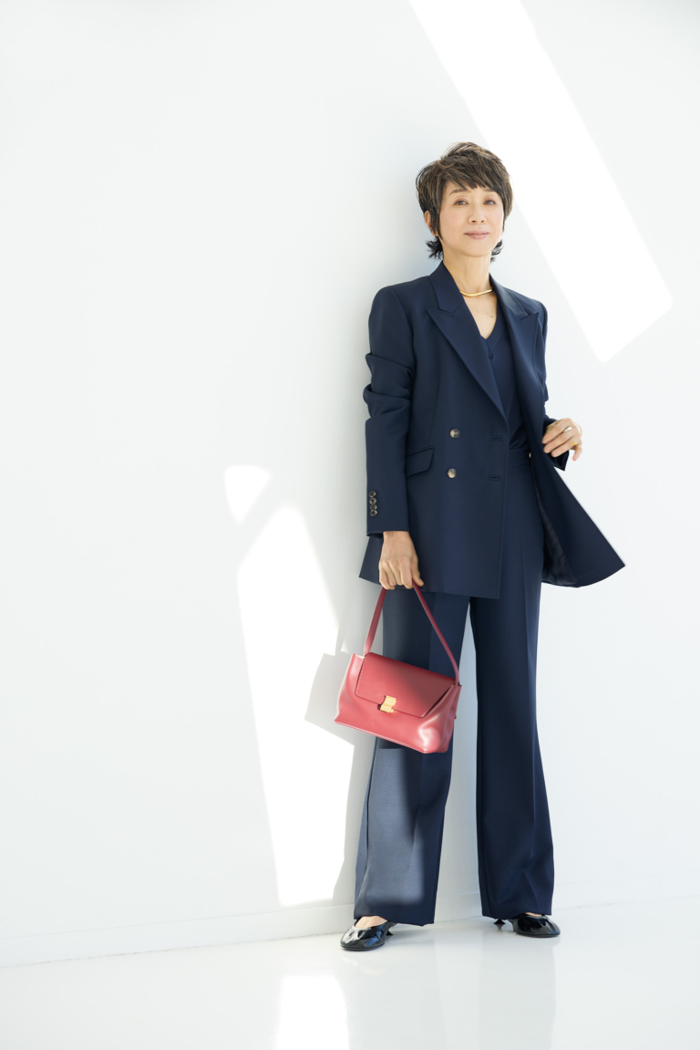 ジャケット¥326,000、パンツ¥217,800／ともにガブリエラ ハースト（ガブリエラハースト ジャパン）、Vネックタンクトップ¥29,700／マディソンブルー、バッグ¥390,500／和光、靴¥126,500／セルジオ ロッシ（セルジオ ロッシ ジャパン カスタマーサービス）、チョーカー¥361,900、アイビーブレスレット¥216,700、ダブルリング¥103,400／すべてシャルロットシェネ（シャルロット シェネ 青山店）