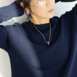 メガネ［ダブルブリッジメタルフレーム］¥79,200／AHLEM（グローブスペックス ストア）、ピアス［アメシスト×18KYG］¥35,200、ネックレス［タンザナイト×18KYG］¥990,000／ともにスクリスタ、クルーネックニット¥110,000／マディソンブルー
