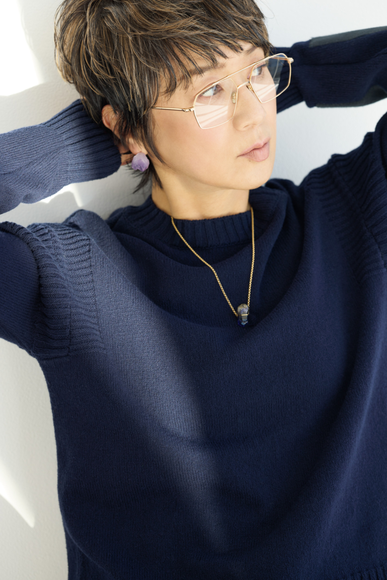 メガネ［ダブルブリッジメタルフレーム］¥79,200／AHLEM（グローブスペックス ストア）、ピアス［アメシスト×18KYG］¥35,200、ネックレス［タンザナイト×18KYG］¥990,000／ともにスクリスタ、クルーネックニット¥110,000／マディソンブルー