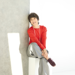 ニット¥42,900、パンツ¥187,000／ともにエブール（リトルリーグ インク）、スニーカー¥70,400／ロンシャン（ロンシャン・ジャパン）、ネックレス［参考商品］／マディソンブルー、ピアス¥34,100／プリュイ（プリュイ トウキョウ）