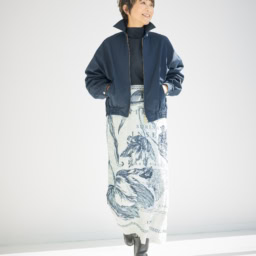 スイングトップ¥132,000／マディソンブルー、ブラウス¥130,900／ドゥロワー（ドゥロワー 青山店）、スカート¥293,700／ERDEM（メゾン・ディセット）、ブーツ¥277,200／マノロ ブラニク（ドゥロワー 青山店）