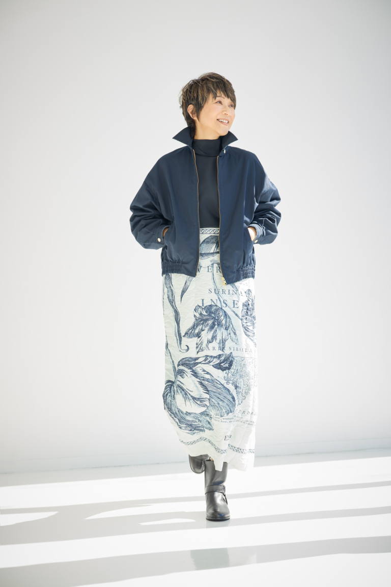 スイングトップ¥132,000／マディソンブルー、ブラウス¥130,900／ドゥロワー（ドゥロワー 青山店）、スカート¥293,700／ERDEM（メゾン・ディセット）、ブーツ¥277,200／マノロ ブラニク（ドゥロワー 青山店）