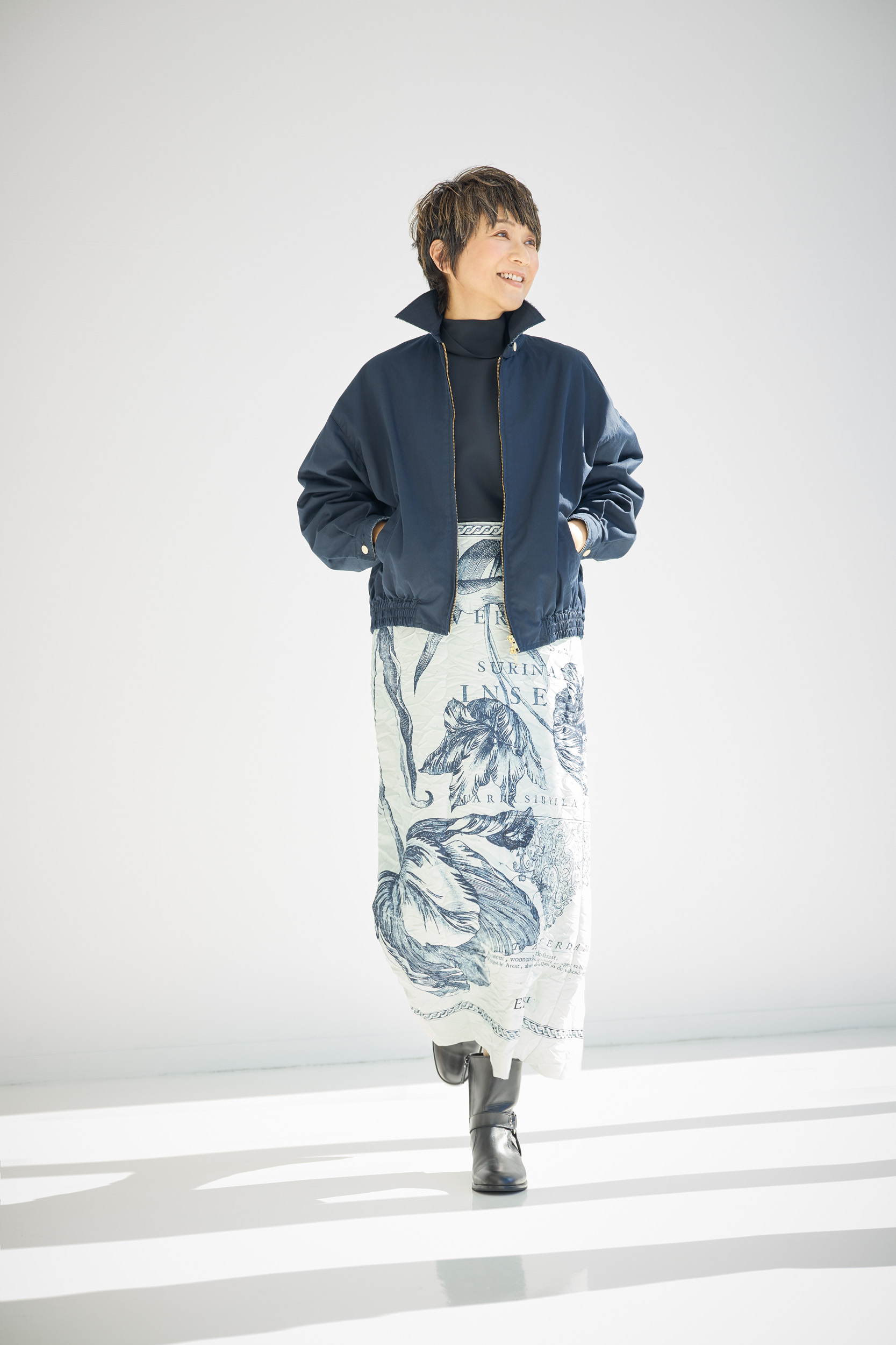 スイングトップ¥132,000/マディソンブルー、ブラウス¥130,900/ドゥロワー(ドゥロワー 青山店)、スカート¥293,700/ERDEM(メゾン・ディセット)、ブーツ¥277,200/マノロ ブラニク(ドゥロワー 青山店)