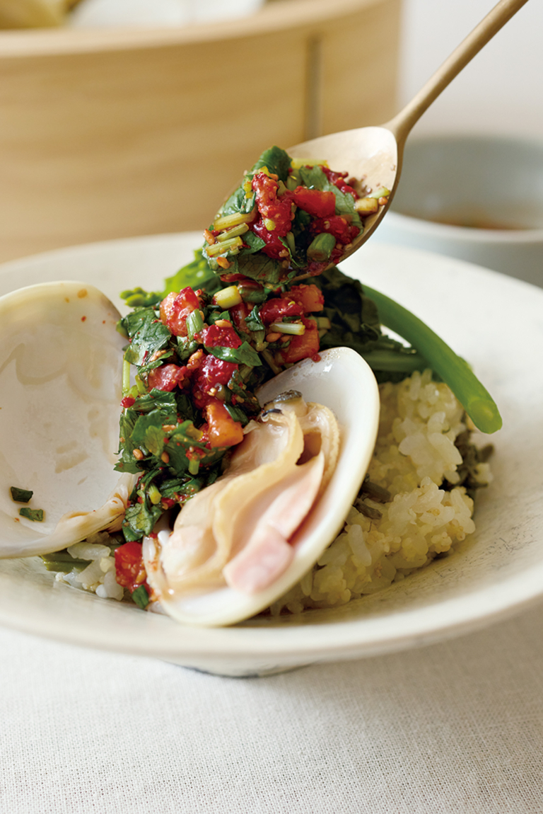 主菜　はまぐりと菜の花の酒蒸しいちごのジャン