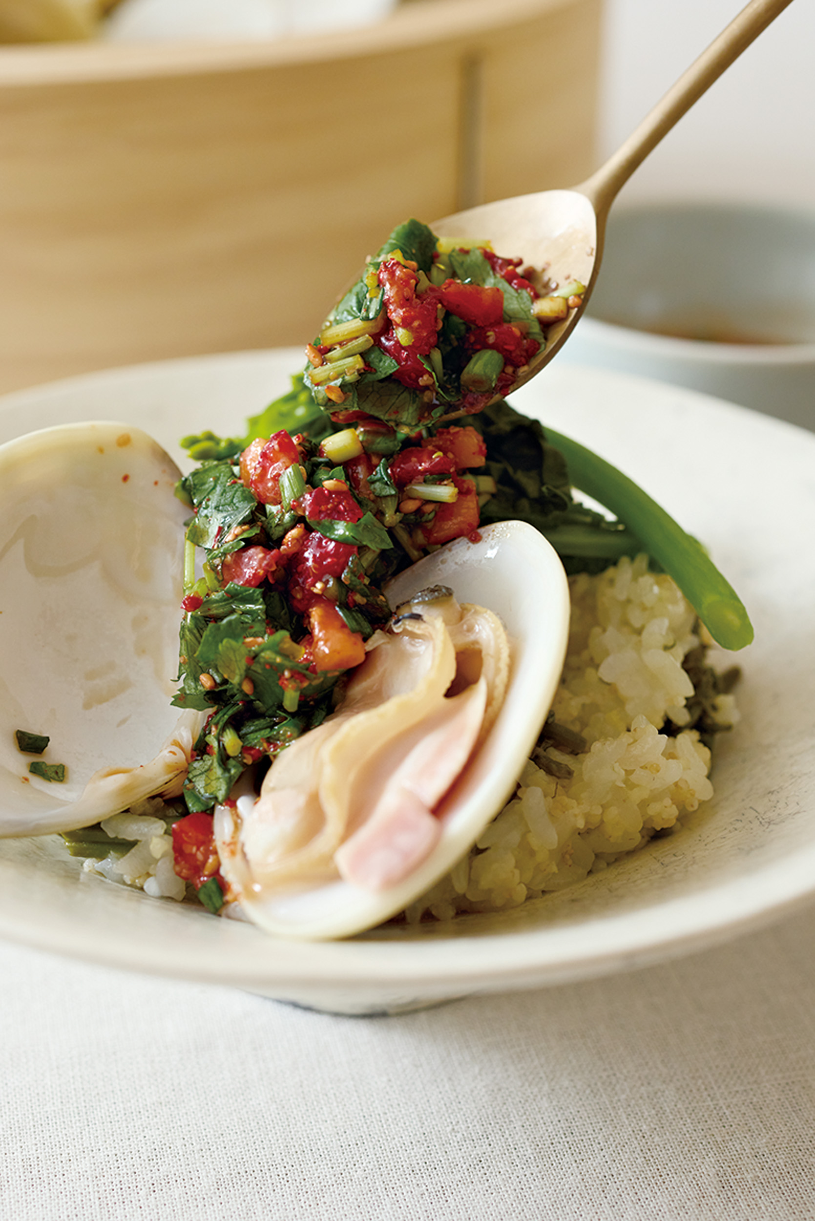 主菜　はまぐりと菜の花の酒蒸しいちごのジャン