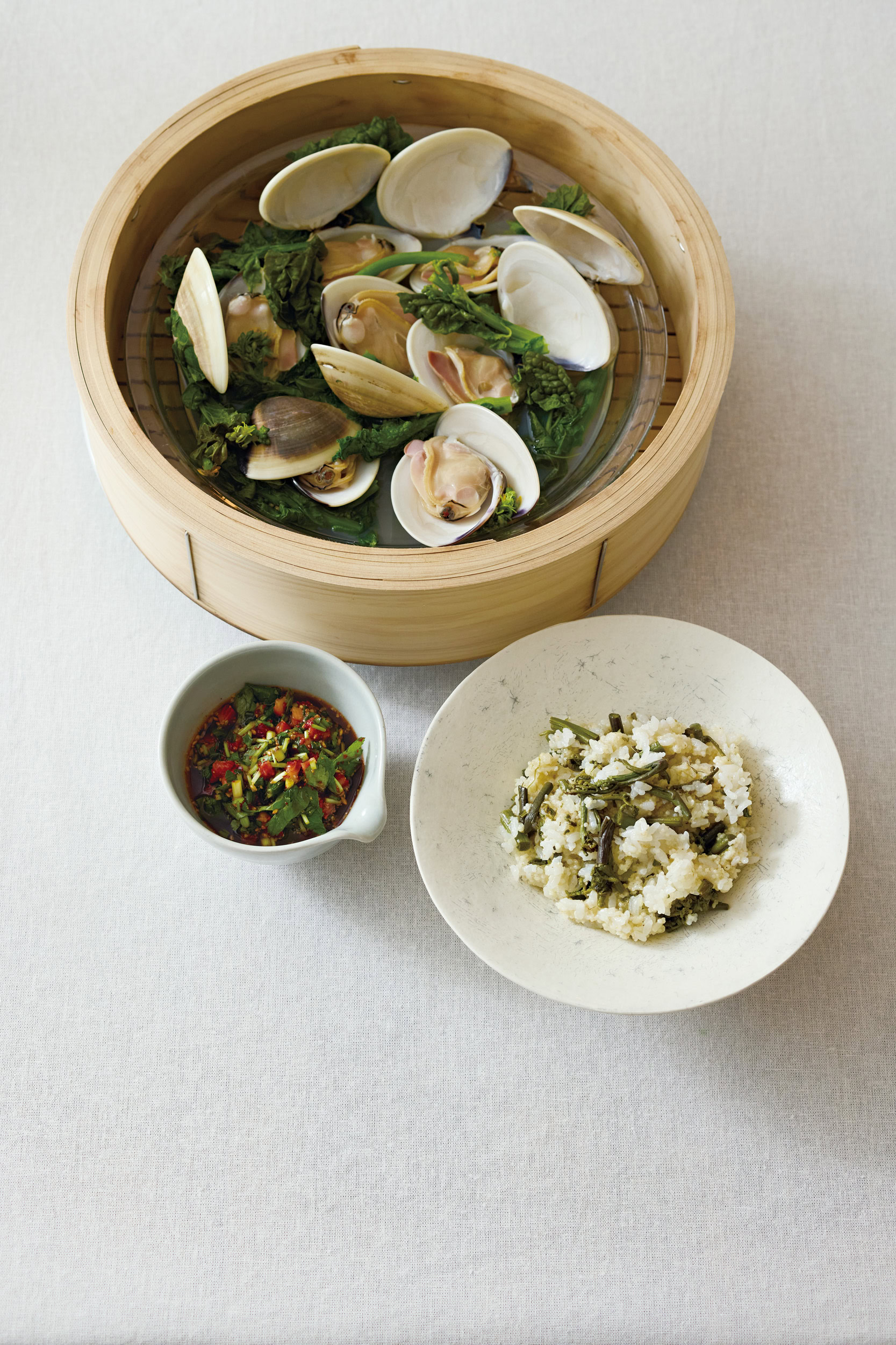 「はまぐりと菜の花の酒蒸し いちごのジャン」と「わらびごはん」