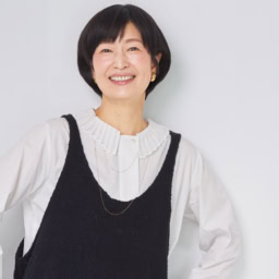 シャツ¥15,180、ベスト¥13,200/ともにミズイロインド(マーコート)、イヤリング¥13,200/アビステ、(長)ネックレス¥36,300、(短)ネックレス¥25,300/ともにアルティーダ ウード