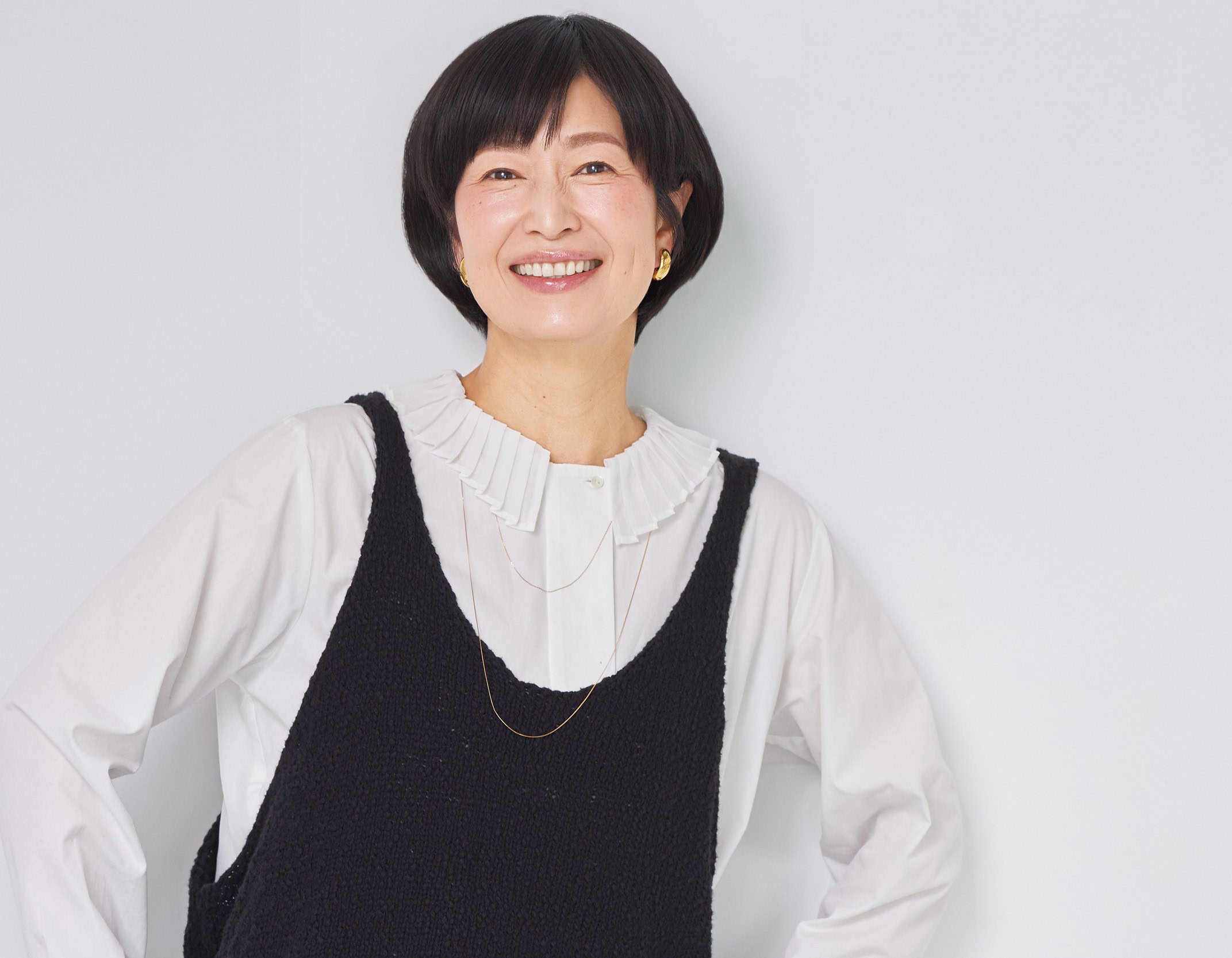 シャツ¥15,180、ベスト¥13,200/ともにミズイロインド(マーコート)、イヤリング¥13,200/アビステ、(長)ネックレス¥36,300、(短)ネックレス¥25,300/ともにアルティーダ ウード