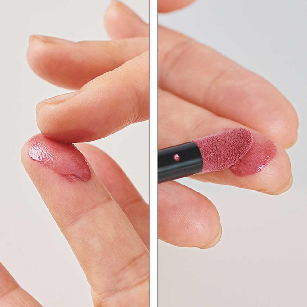 【1】中指にチークを取り反対側の指にも