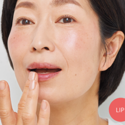 【4】唇にチークをなじませる。