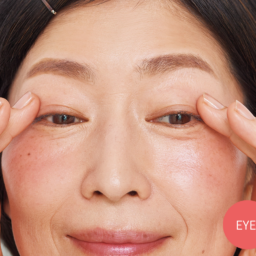 【5】残ったチークをまぶたにON