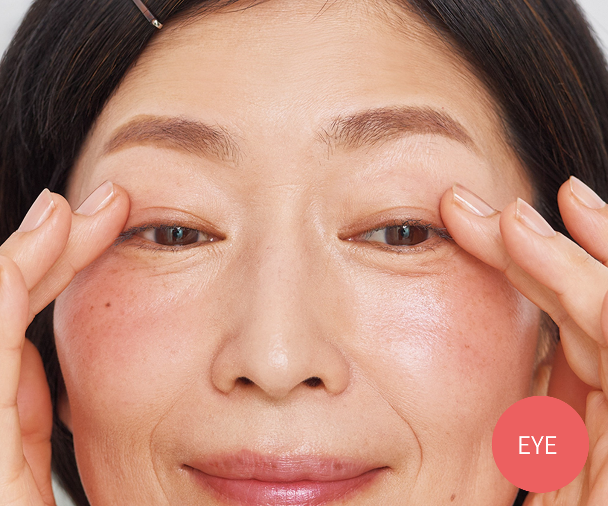 【5】残ったチークをまぶたにON