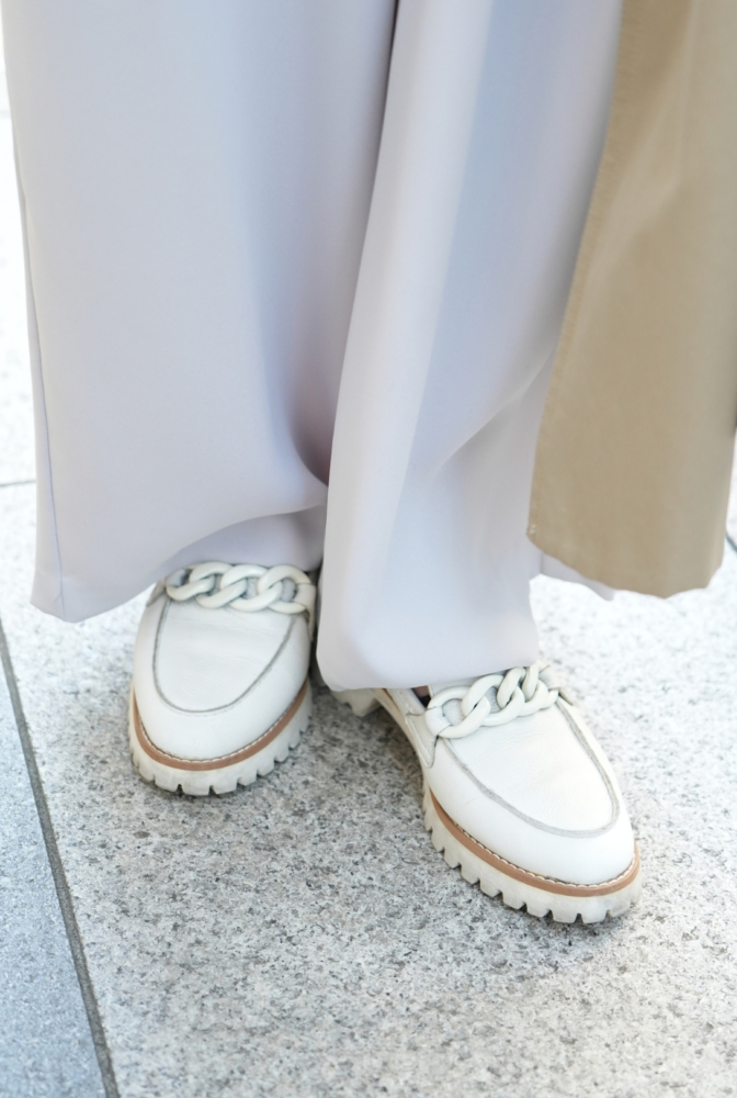 50代お手本スナップ_ホワイトシューズでIラインを強調