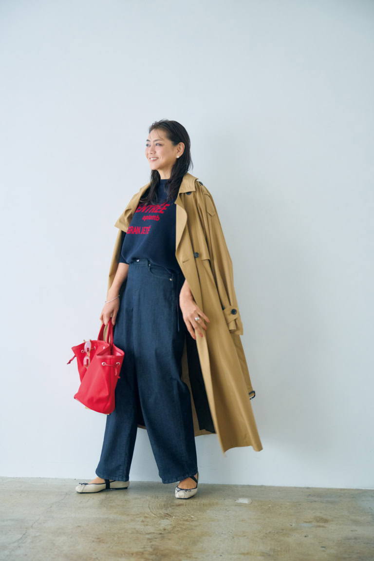 デニムパンツ¥9,990／アンフィーロ、ニット¥15,950／ルージュ・ヴィフ アンナ、トレンチコート¥59,400／ルージュ・ヴィフ（ともにアバハウスインターナショナル オンラインストア）、バッグ¥27,900／トゥテイエ、シューズ¥47,300／プリティ・バレリーナ（F.E.N.）、バッグにかけたサングラス ¥49,500／アイヴァン（アイヴァン 東京ギャラリー）、ピアス¥9,900／アビステ、バングル¥187,000／ウノアエレ、リング¥25,300／ウノアエレシルバーコレクション（ともにウノアエレ ジャパン）