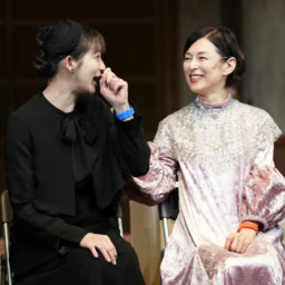 『汗が目に入っただけ』_公開ゲネプロ_鈴木保奈美さんと足立梨花さん