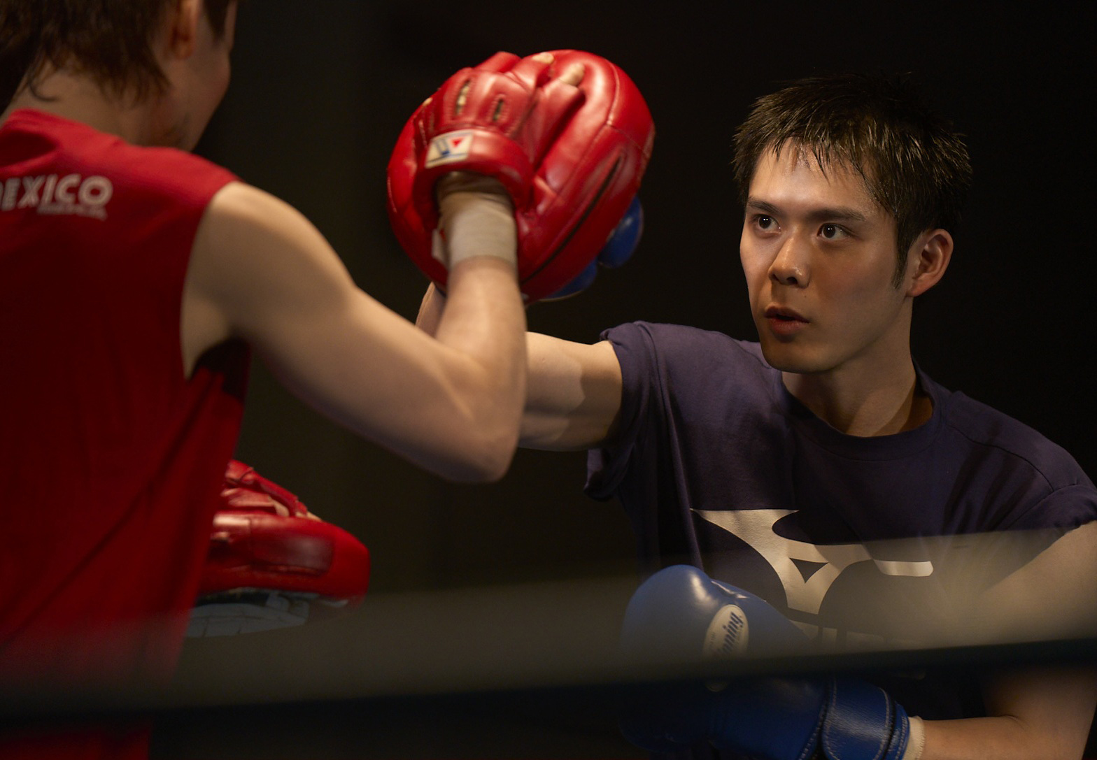 映画『人はなぜラブレターを書くのか』よりボクシング練習に励む信介（細田佳央太）