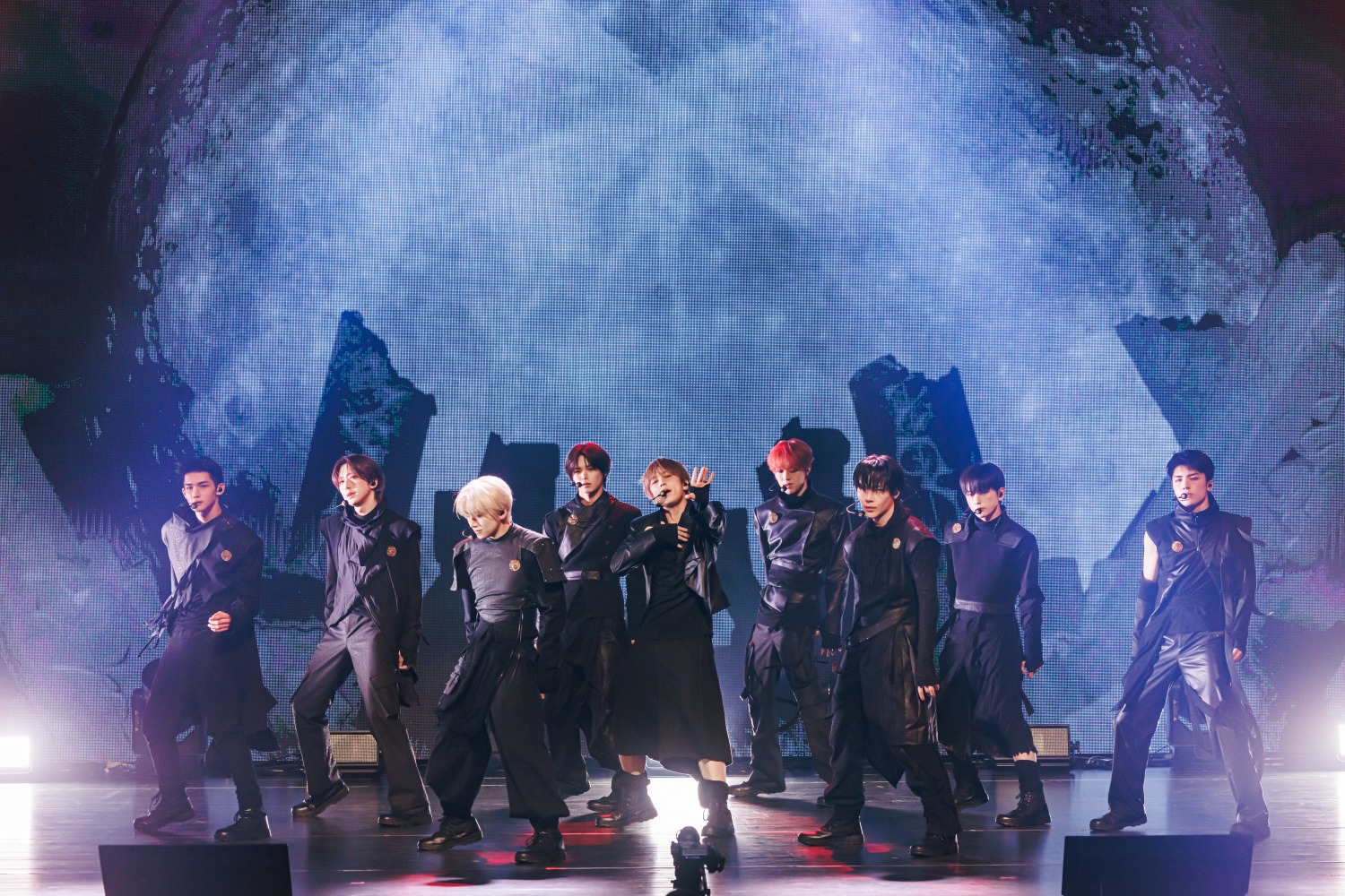 ＆TEAMのシンクロしたパフォーマンス