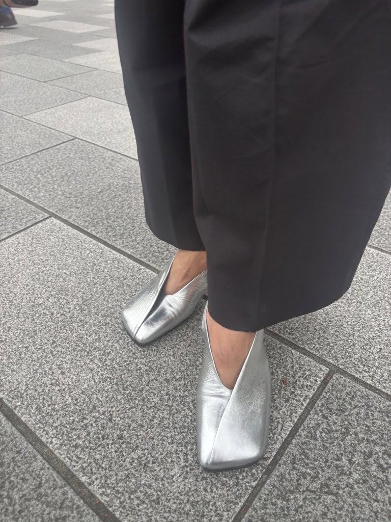 モードなシルバー靴もポイントに