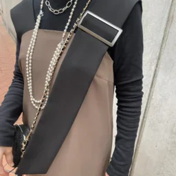 「『シソラス』のサロペットは左右違ったデザインが可愛い！サロペットはインナーを変えればいろいろなイメージを楽しめて好きなんです。シンプルで楽ちんななコーデにはパールやロングのネックレスで品をプラスして、バランスを取っています」