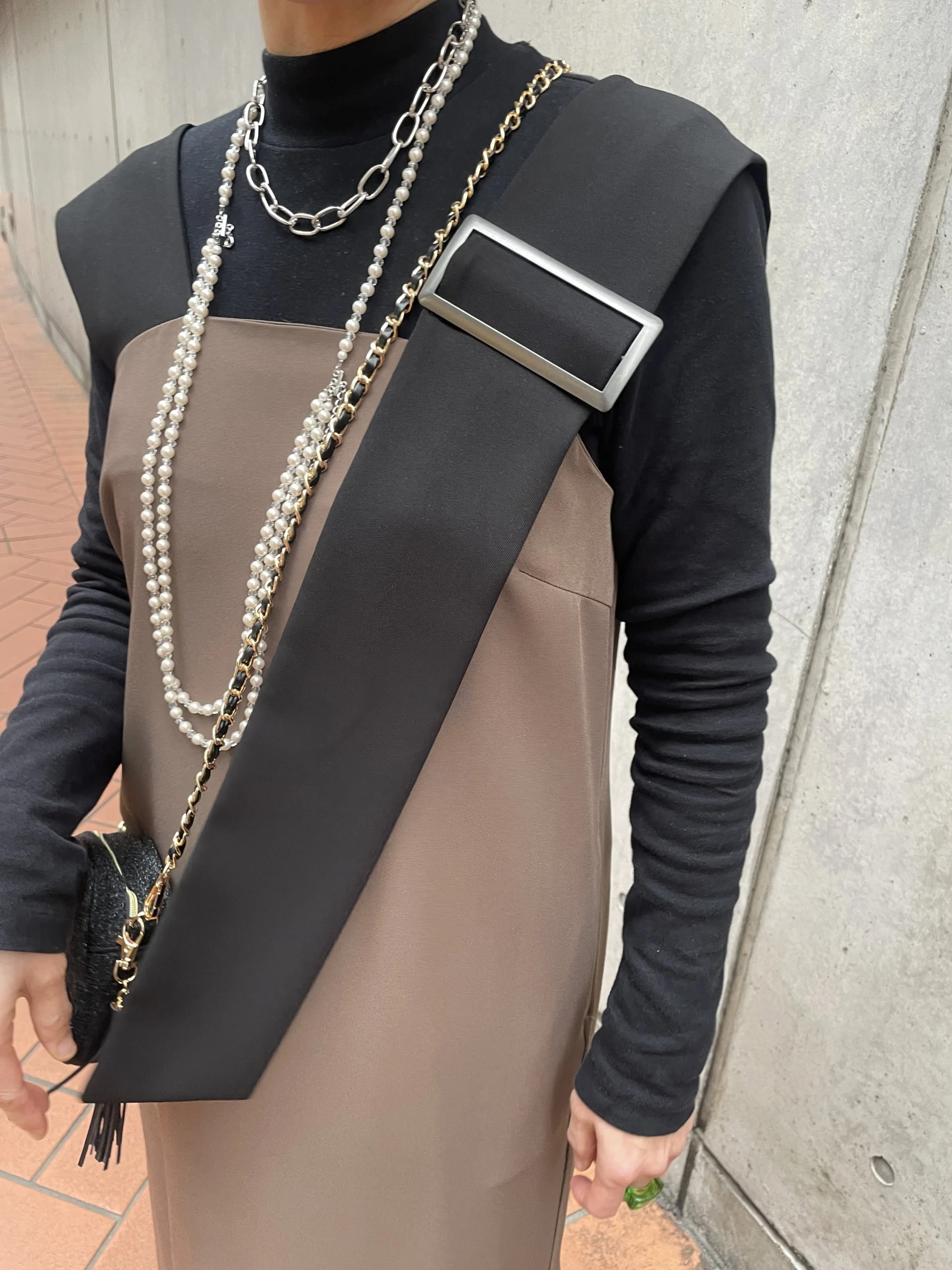 「『シソラス』のサロペットは左右違ったデザインが可愛い！サロペットはインナーを変えればいろいろなイメージを楽しめて好きなんです。シンプルで楽ちんななコーデにはパールやロングのネックレスで品をプラスして、バランスを取っています」