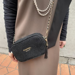 「『シャネル』のチェーンバッグはコンパクトなので、かけているだけで華やかになり、アクセ感覚でおしゃれのポイントに」