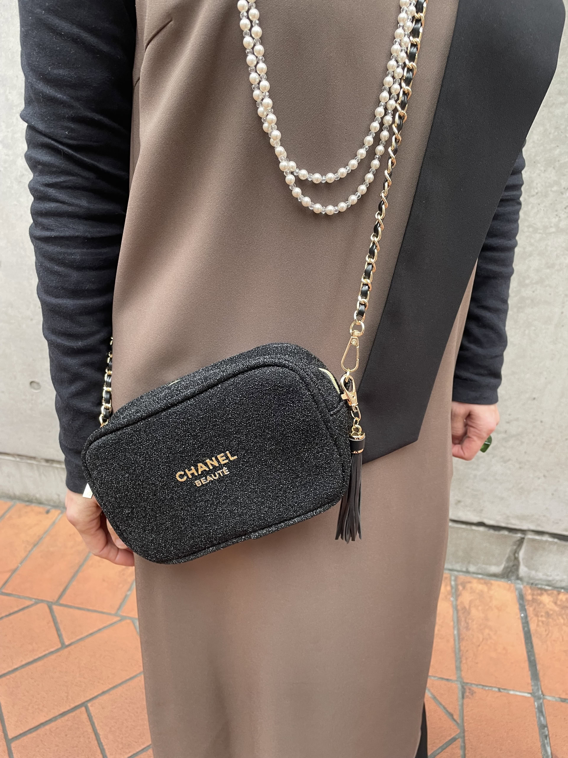 「『シャネル』のチェーンバッグはコンパクトなので、かけているだけで華やかになり、アクセ感覚でおしゃれのポイントに」
