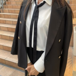 「ボウタイブラウスは、あえて結ばずクールな印象にしてみました。スニーカースタイルも程よくきれいめな印象にしてくれます」