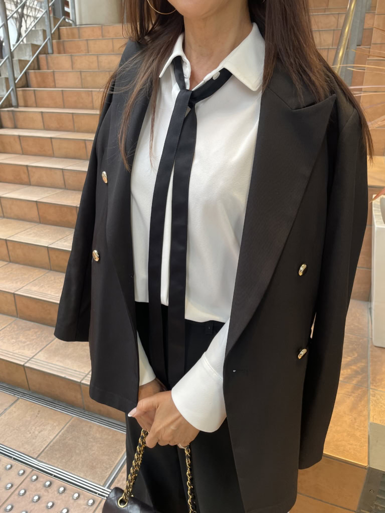 「ボウタイブラウスは、あえて結ばずクールな印象にしてみました。スニーカースタイルも程よくきれいめな印象にしてくれます」