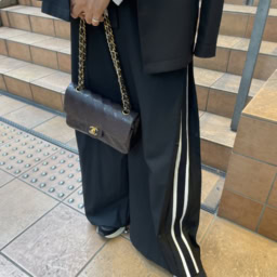 「サイドラインパンツも、ジャケットと合わせることでこなれた印象に。動きやすく、シルエットも今っぽさを出してくれます。スニーカーは『トリーバーチ』。程よい厚みのあるソールのおかげでスタイルアップ効果も！」